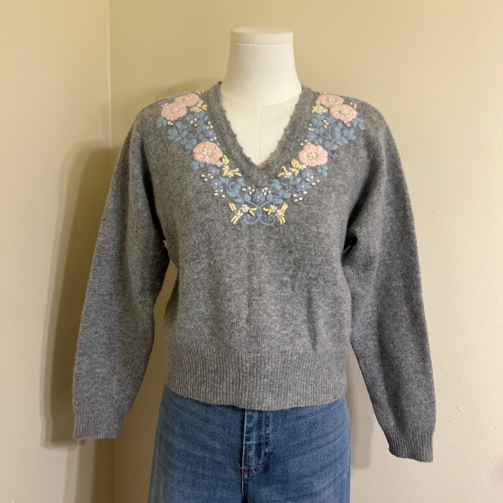 Liz Claiborne Petite Gray Lambswool Angora Floral Embroidered V-Neck Sweater S
